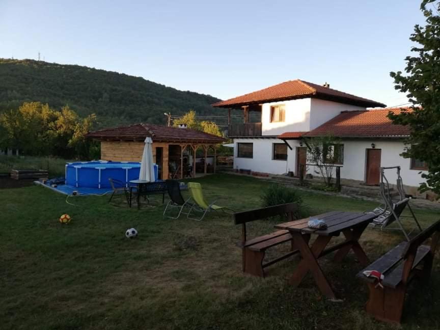 Guest House Yana Tŭrkasheni Exteriör bild